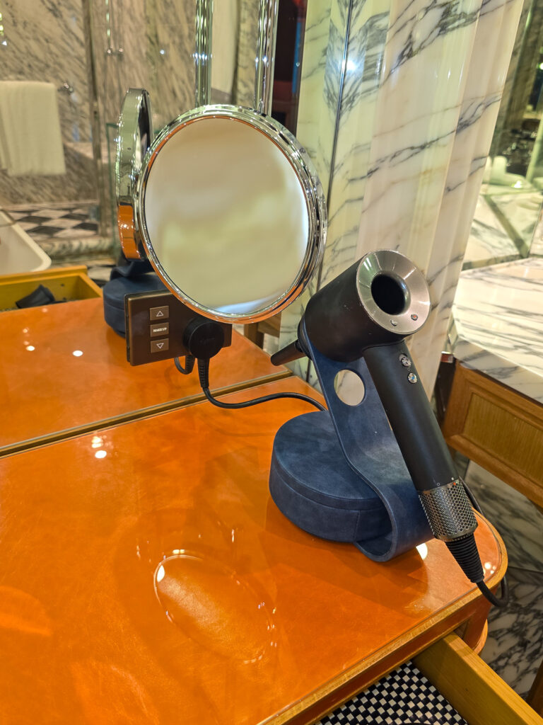 Rosewood Hong Kong Bathroom にあるドライヤー