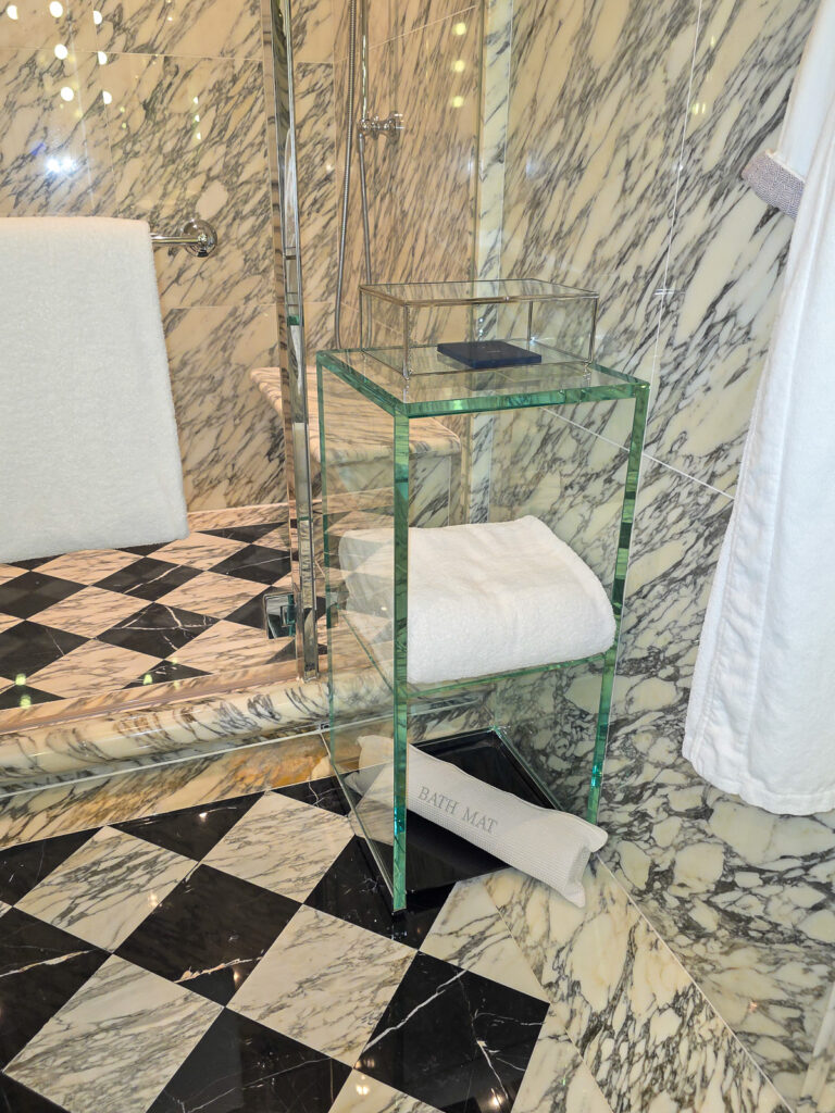 Rosewood Hong Kong Bathroomシャワー室入り口にあるバスタオル