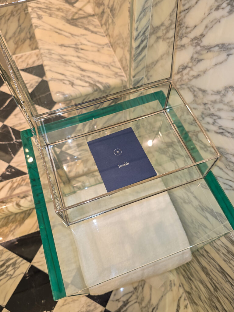 Rosewood Hong Kong Bathroom 入口にあるへちまスポンジ