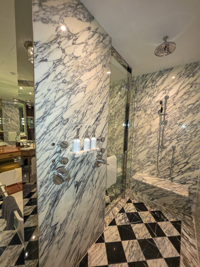 Rosewood Hong Kong Bathroom シャワー室内