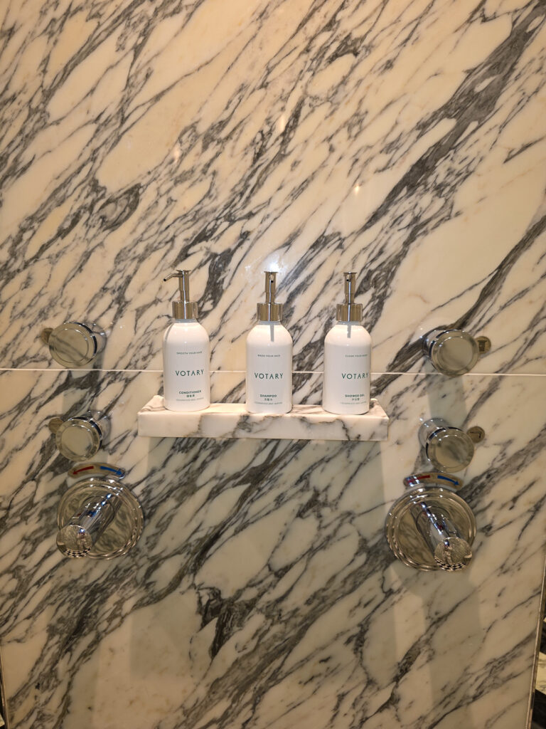 Rosewood Hong Kong Bathroom シャワー室内のアメニティ