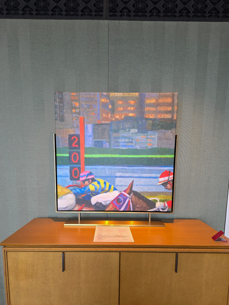 Rosewood Hong Kongの客室リビングルームにあるミニバー