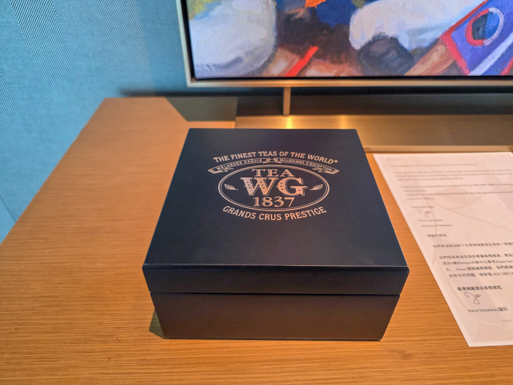 Rosewood Hong Kongの客室リビングルームにあるミニバーにある紅茶