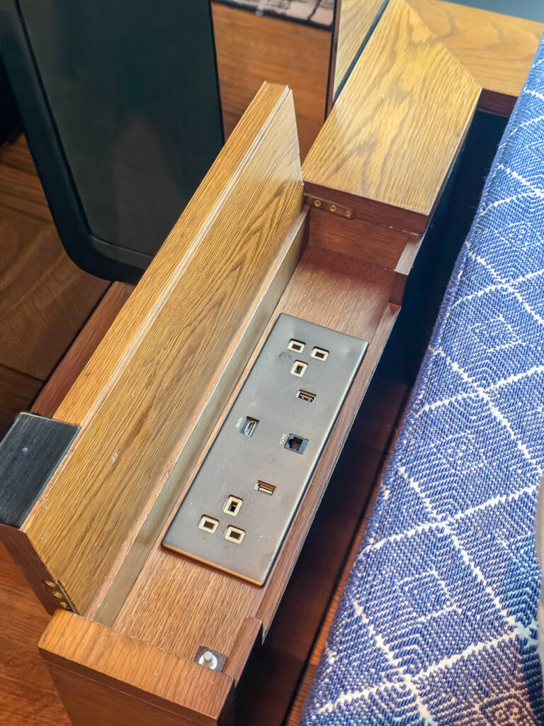 Rosewood Hong Kongの客室リビングルームソファの充電