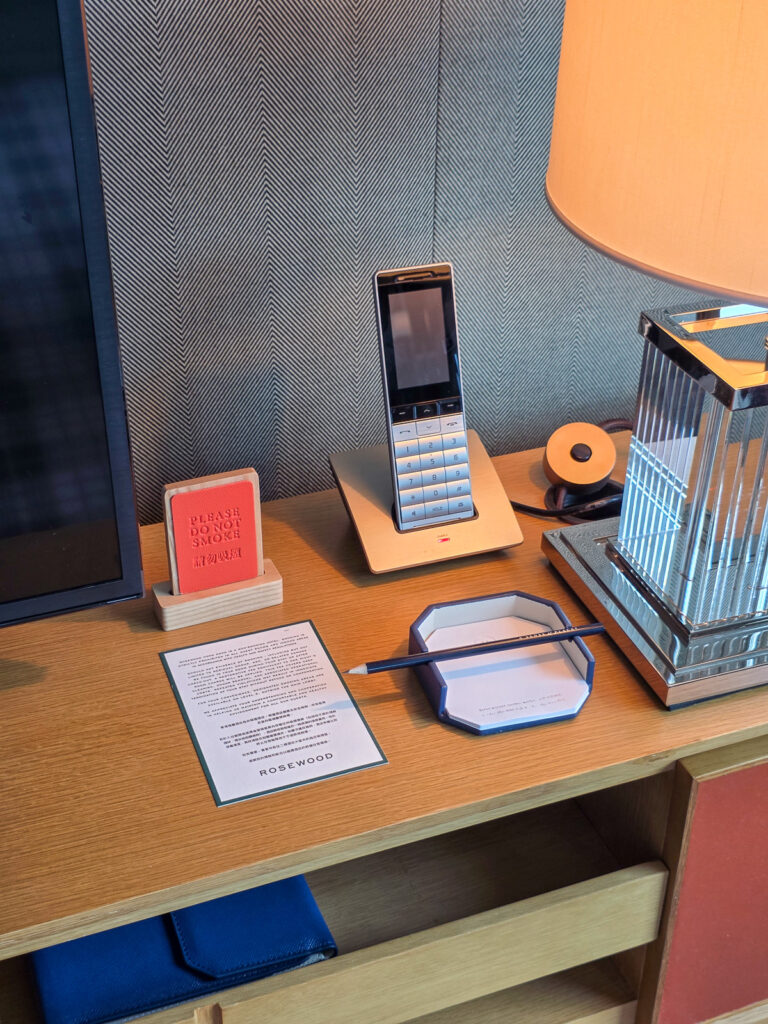 Rosewood Hong Kongの客室リビングルームにある電話