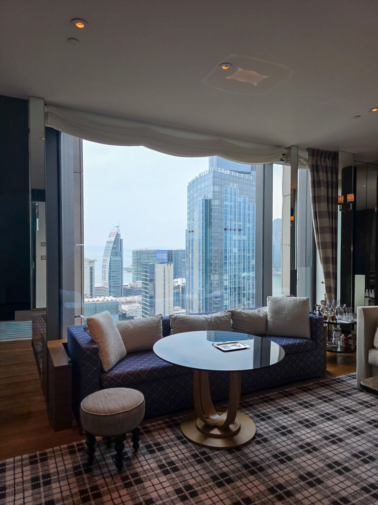 Rosewood Hong Kongの客室リビングルーム窓側