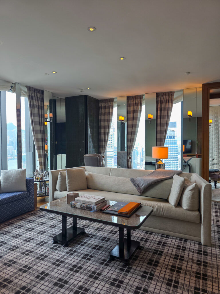 Rosewood Hong Kongの客室リビングルーム