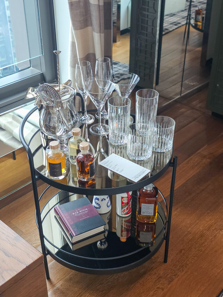Rosewood Hong Kongの客室リビングルームにあるバーカート