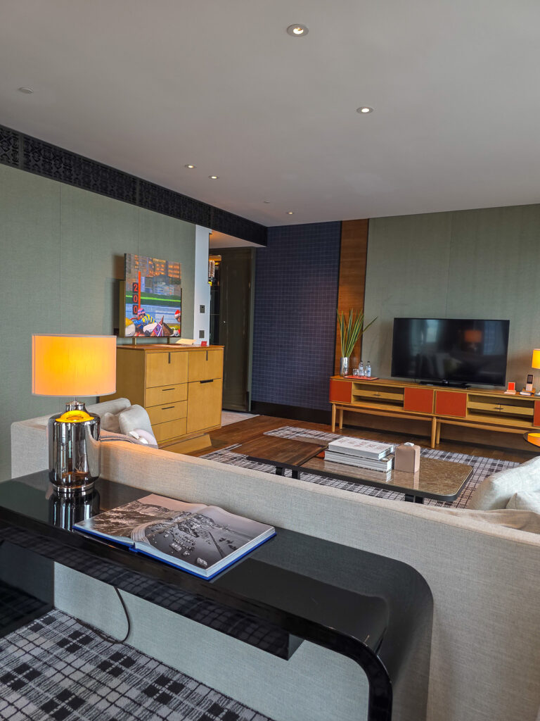 Rosewood Hong Kongの客室リビングルームテレビ側