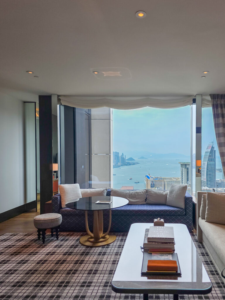 Rosewood Hong Kongの客室リビングルームから見た景色