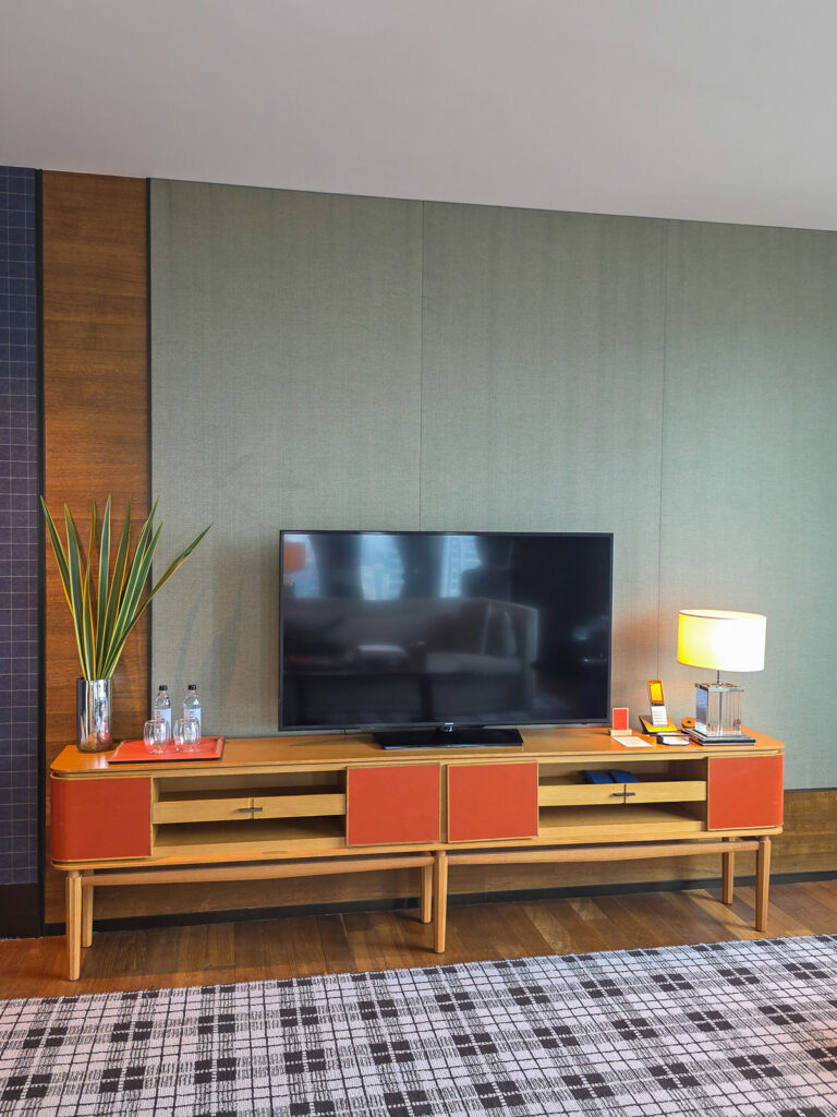 Rosewood Hong Kongの客室リビングルームにあるテレビ台
