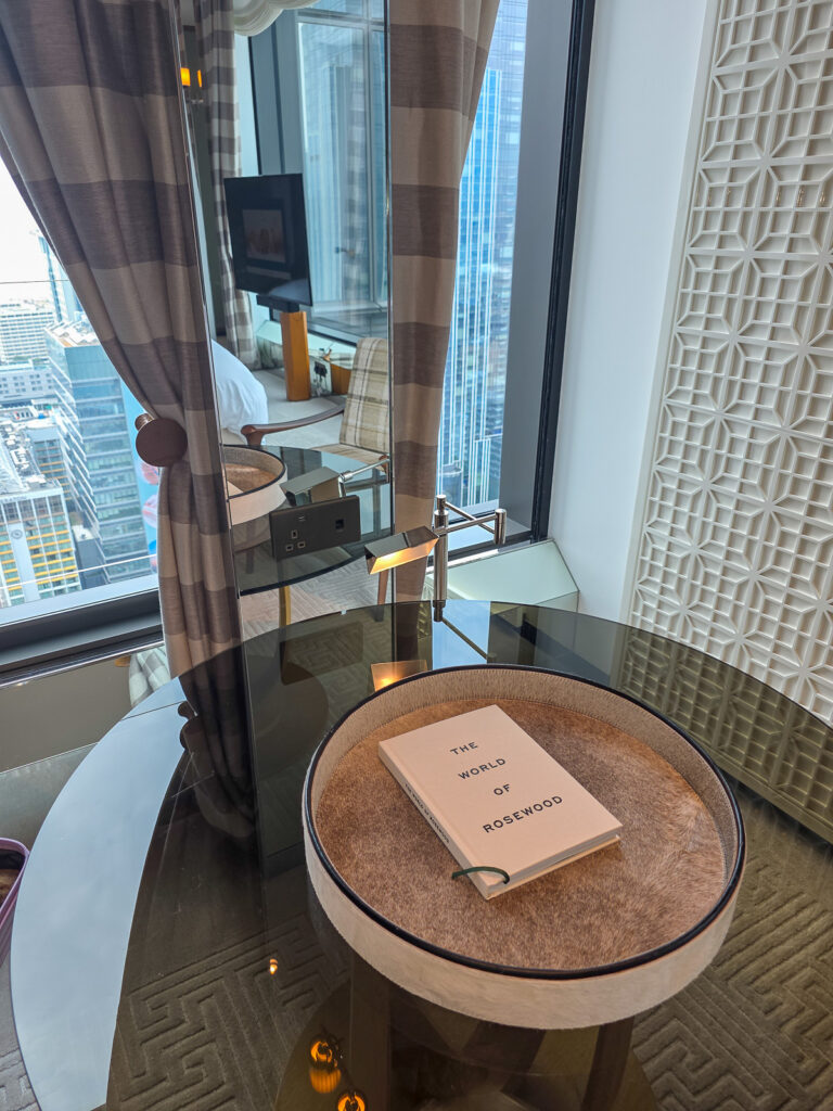 Rosewood Hong Kongの客室ベッドルームにある調度品
