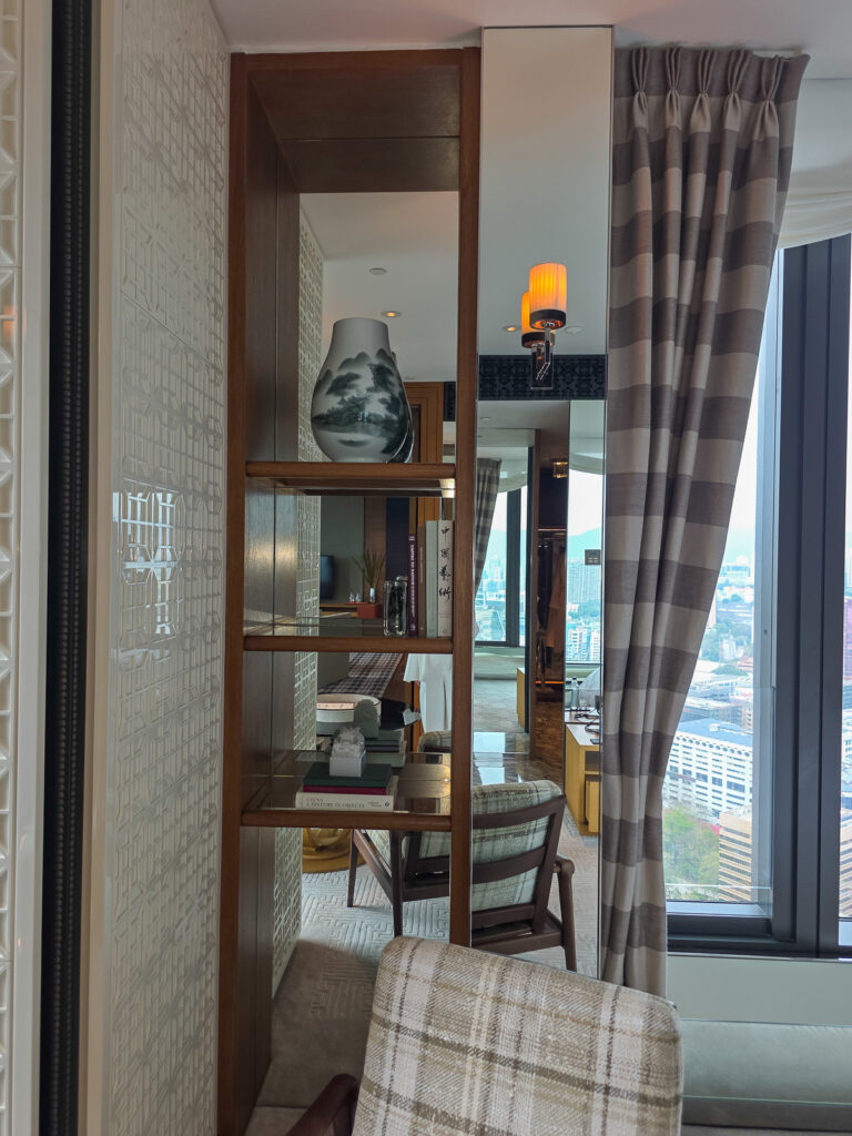 Rosewood Hong Kongの客室ベッドルームインテリア
