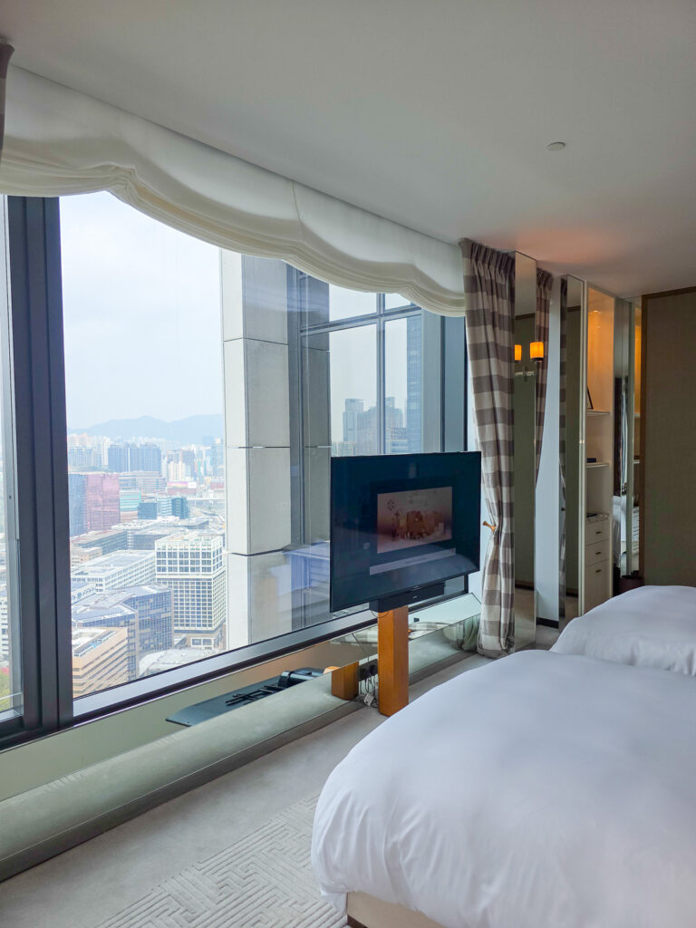 Rosewood Hong Kongの客室ベッドルームテレビ側