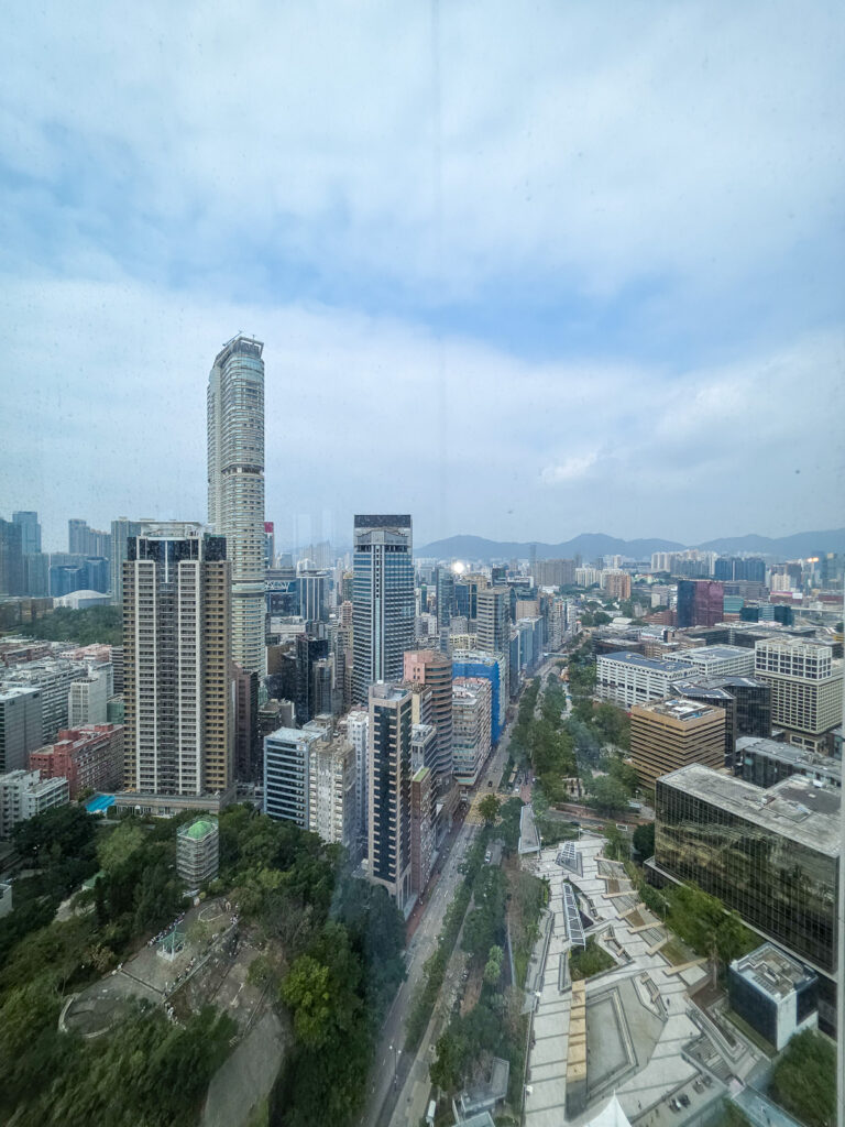 Rosewood Hong Kongの客室ベッドルームから見た尖沙咀の景色
