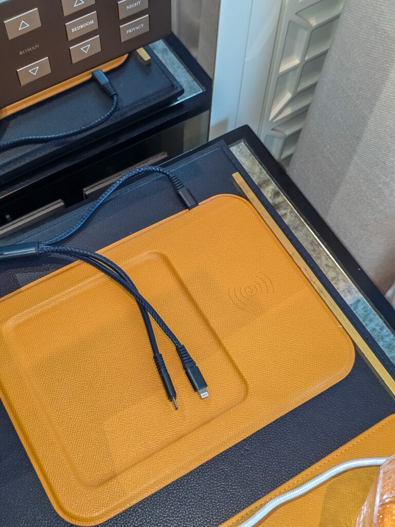 Rosewood Hong Kongの客室ベッドルームにあるQi充電器
