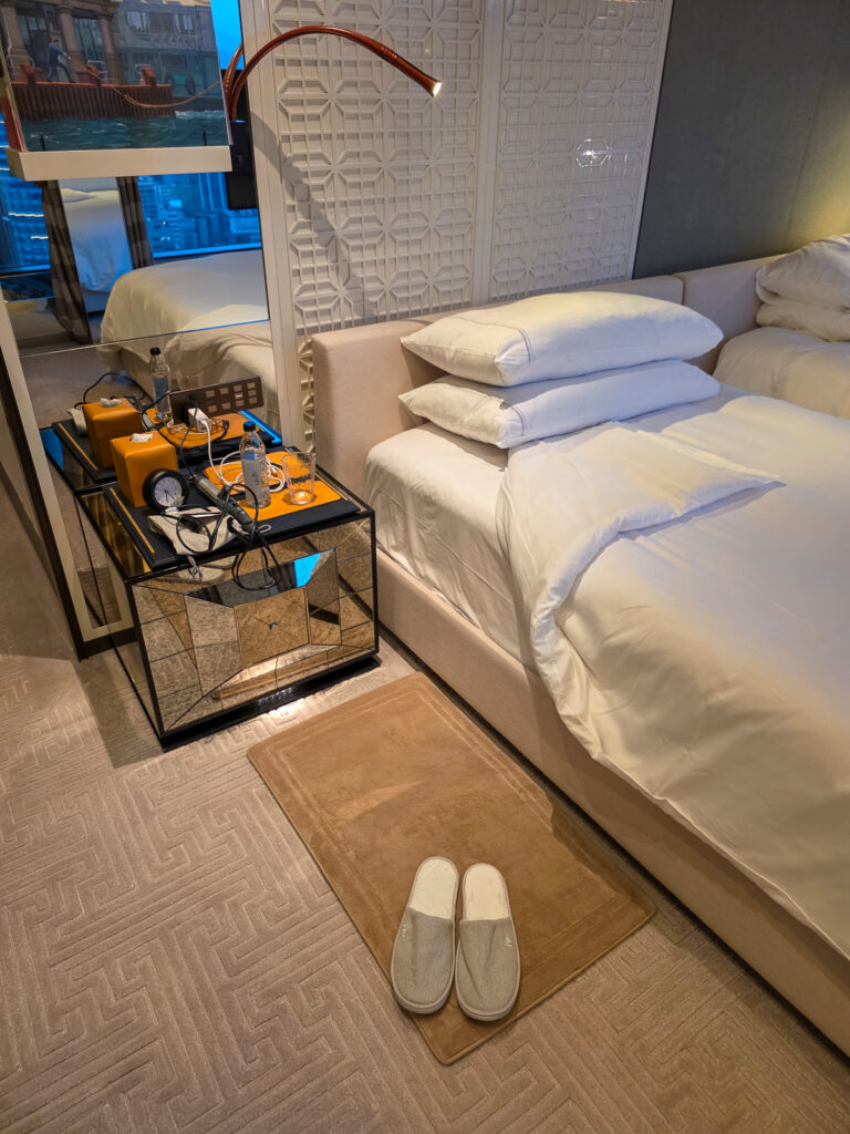 Rosewood Hong Kongの客室ベッドルームターンダウンサービス後
