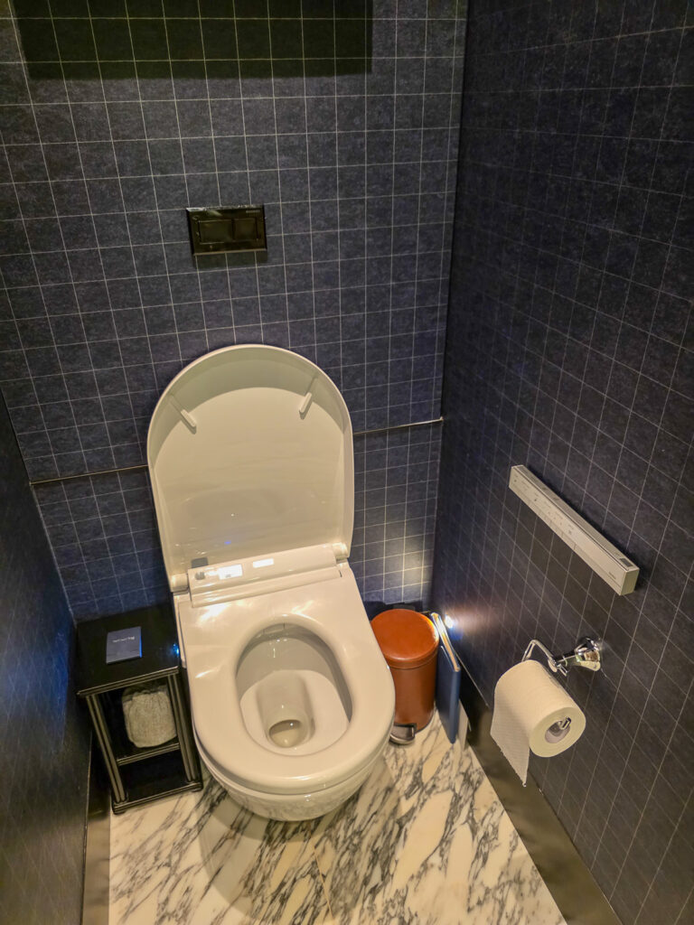 Rosewood Hong Kong Bathroom 一番奥にあるトイレ
