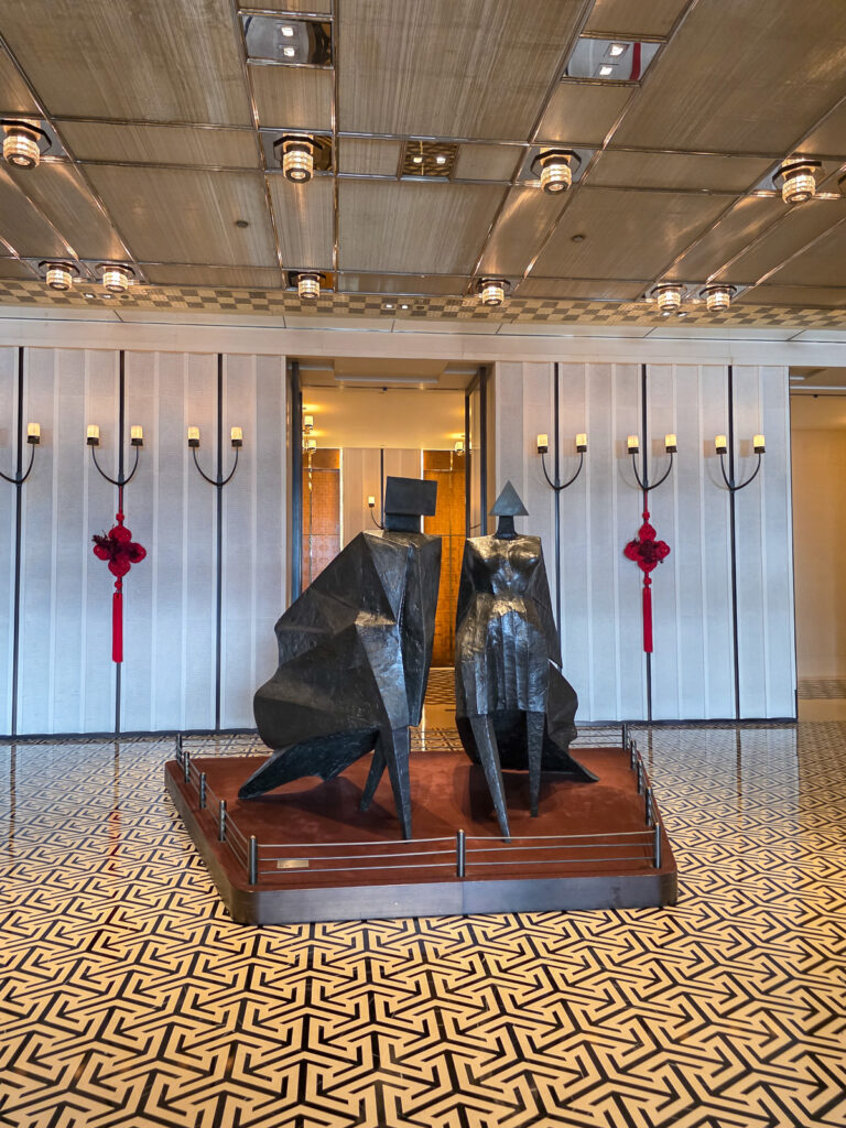 Rosewood Hong Kongのロビーにあった銅像