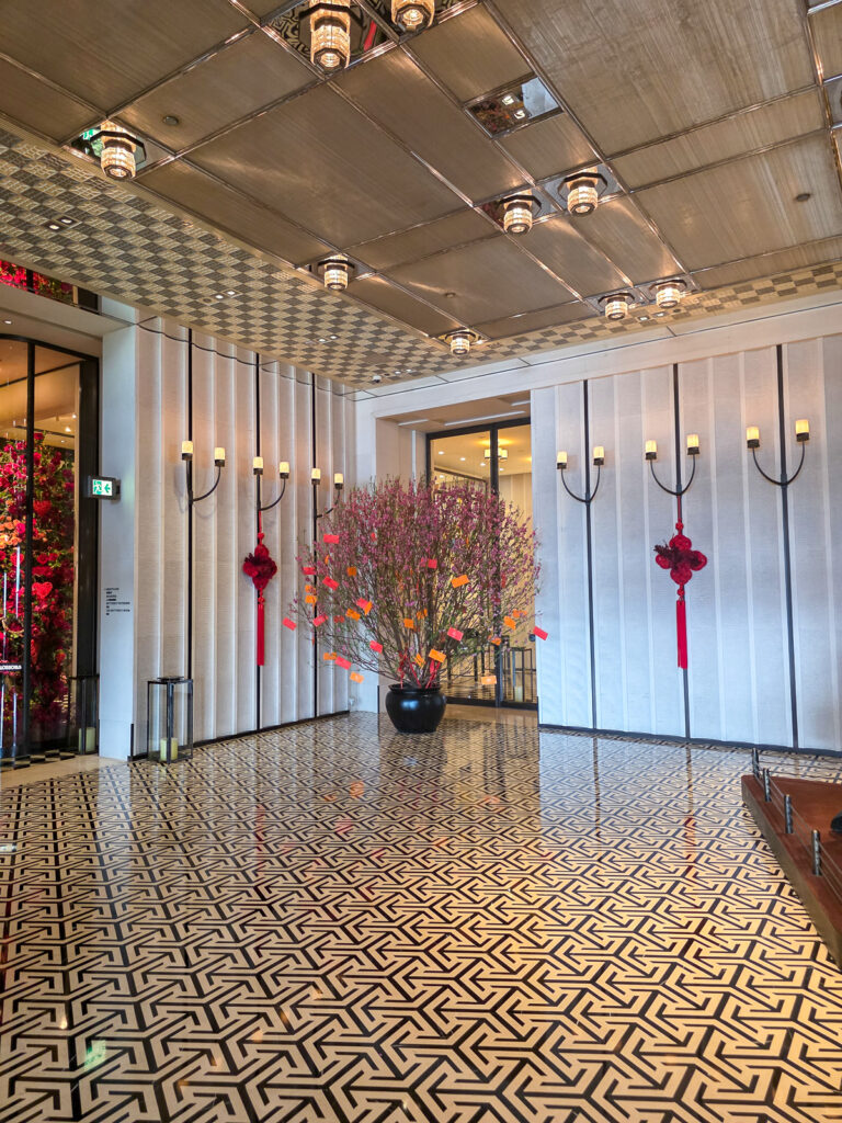 Rosewood Hong Kongのロビーにあった春節グッズ