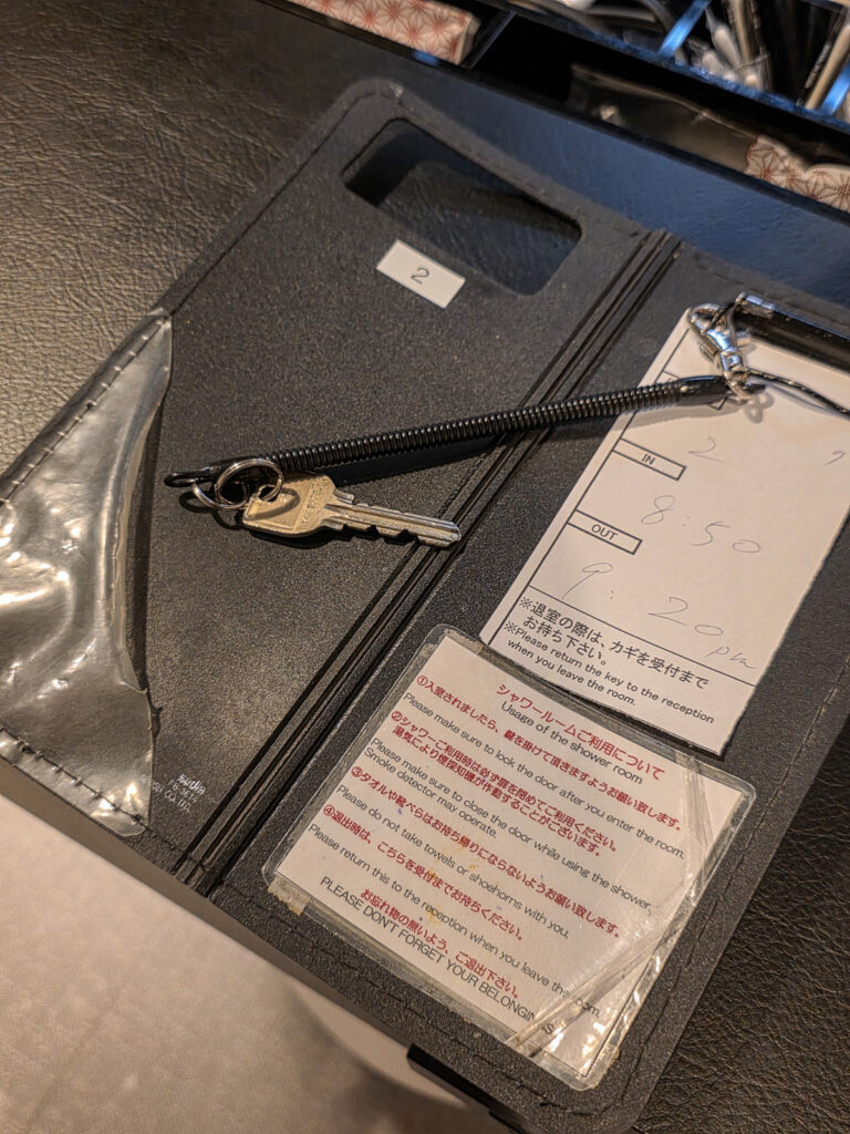 POWER LOUNGE PREMIUMのシャワー室のカギとバインダー