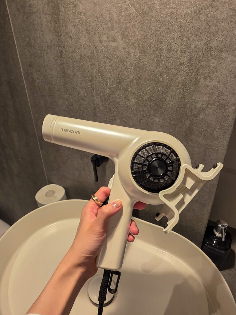 POWER LOUNGE PREMIUMのシャワー室にあるドライヤー
