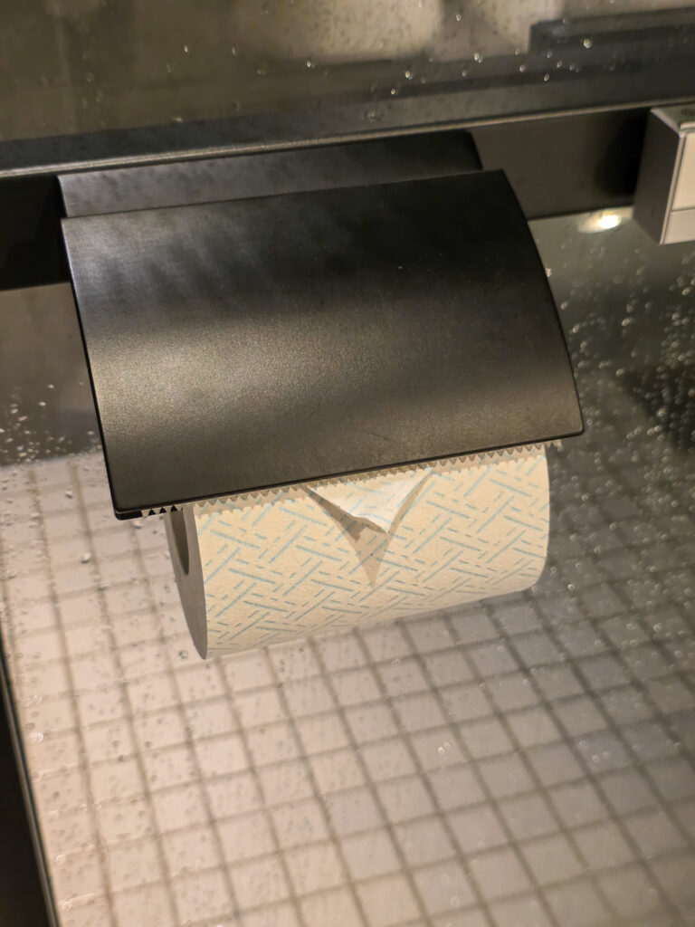 POWER LOUNGE PREMIUMのシャワー室にあるトイレットペーパー