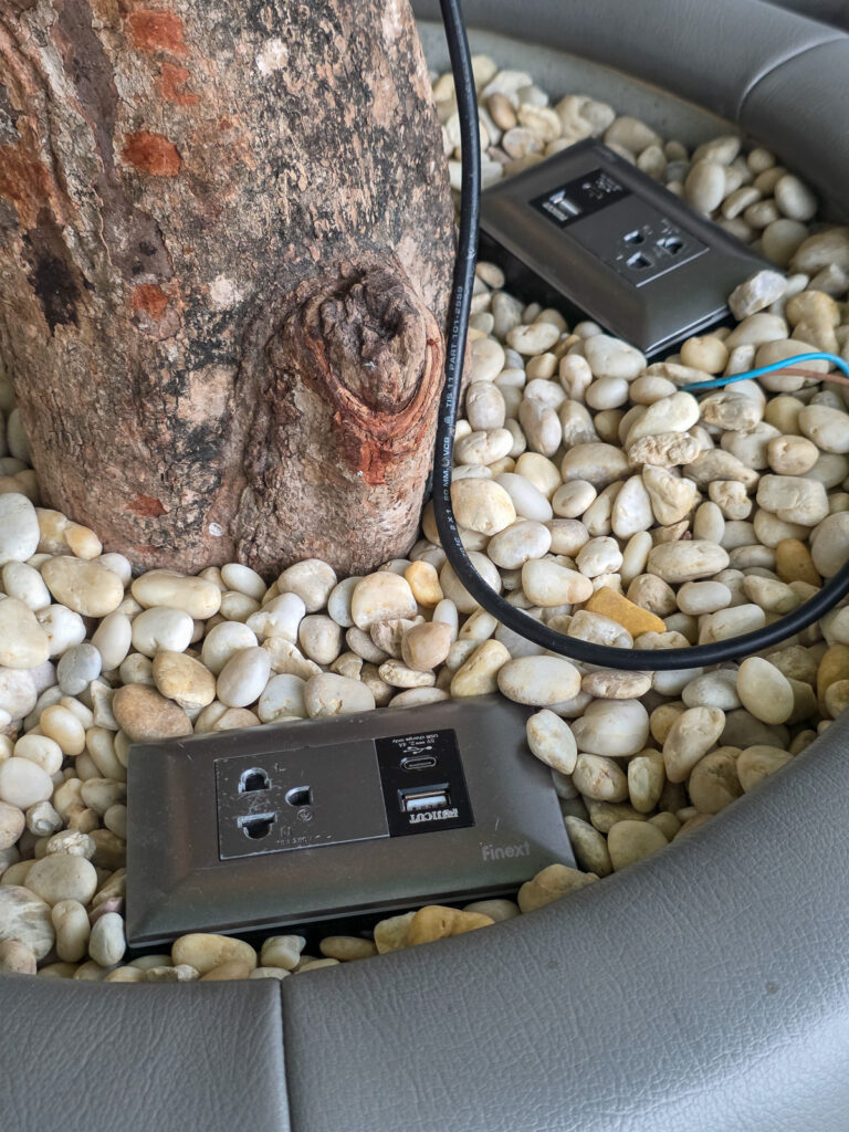 The Coral Executive Loungeにある充電器