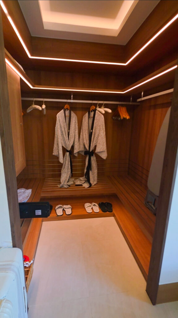ダブルプールヴィラのバスルームにあるクローゼット内部