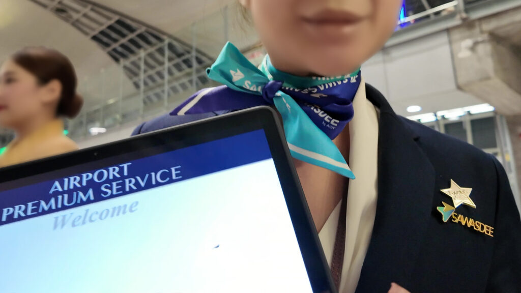 名前が書かれたアイパッドをもってたっているバトラーさん