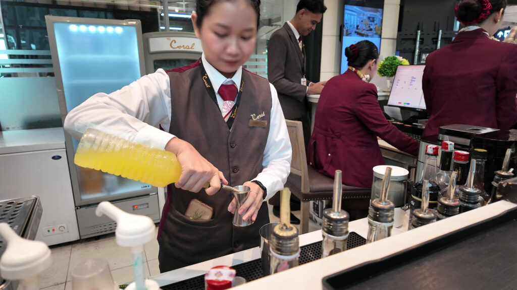 The Coral Executive Loungeで目の前でお酒を造ってくれる