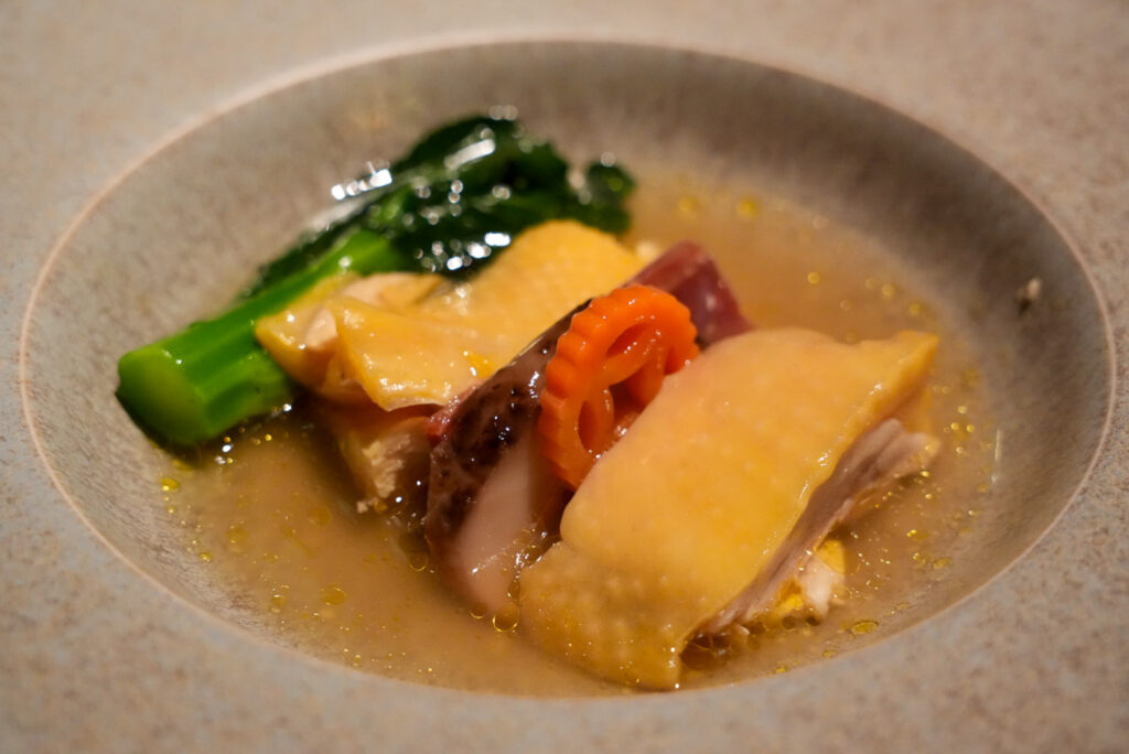 Rosewood Hong KongのThe Legacy House（彤福軒）の金華ハムとシイタケと鶏のスープ