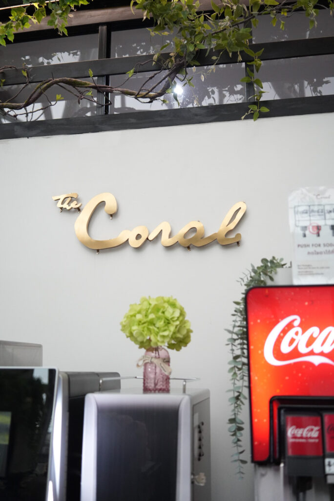 The Coral Executive Loungeのドリンクコーナー