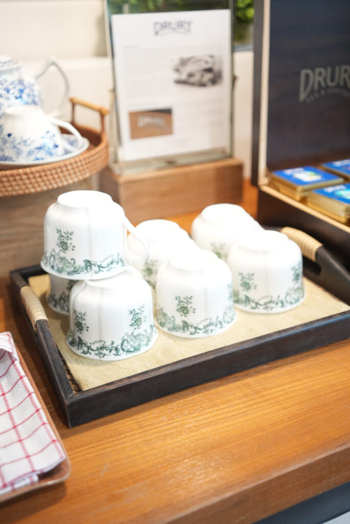 The Coral Executive Loungeにある紅茶のカップ