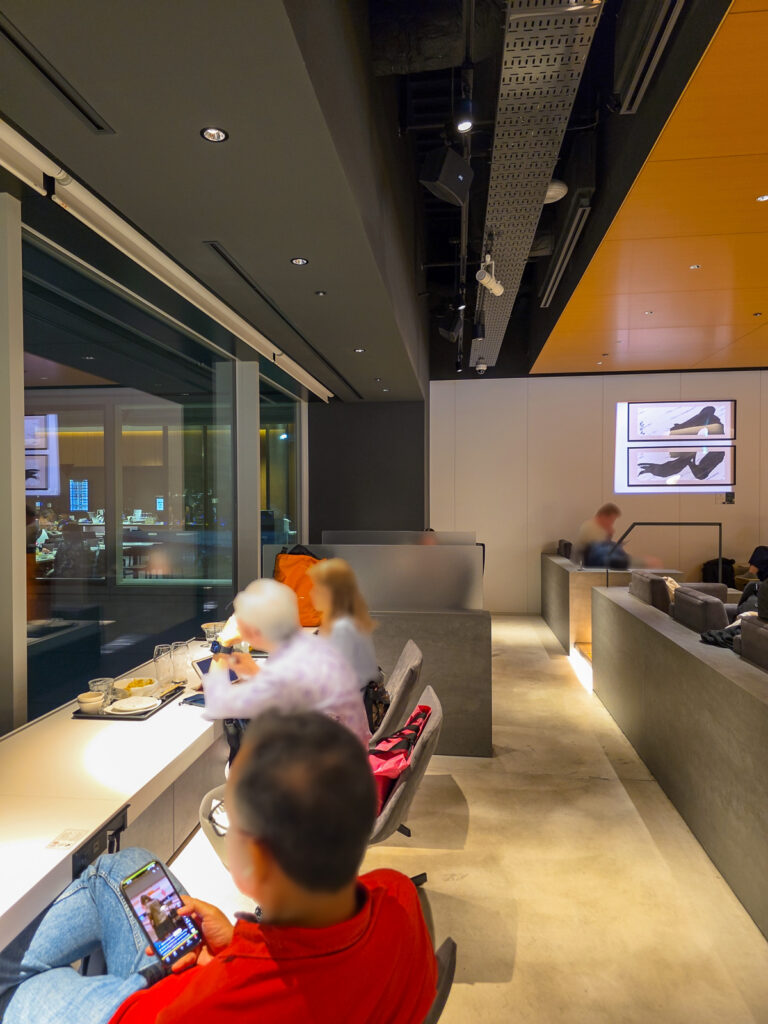POWER LOUNGE PREMIUMの窓際の机といす