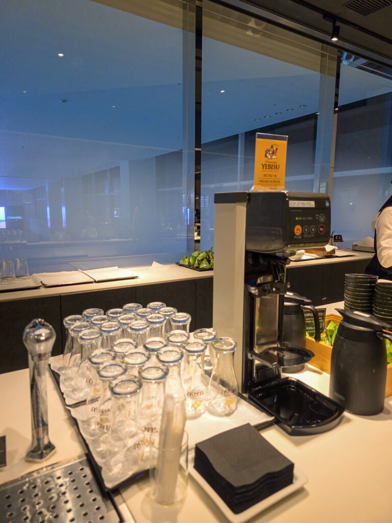 POWER LOUNGE PREMIUMのダイニングエリア、エビスビール