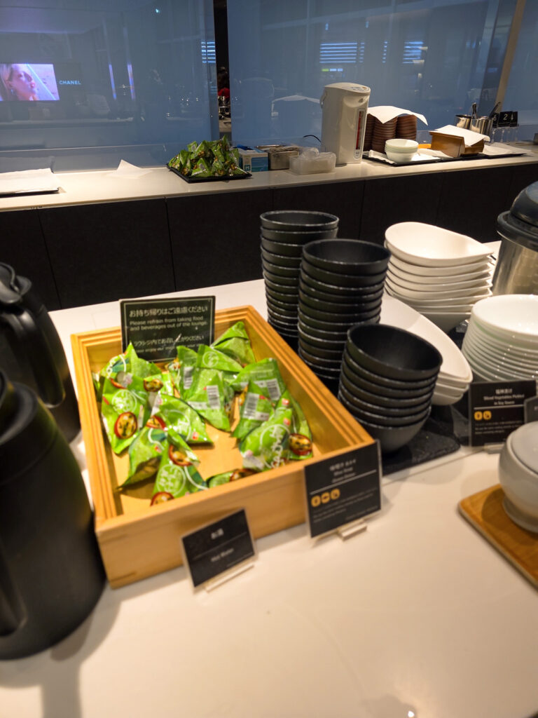 POWER LOUNGE PREMIUMのダイニングエリアにある味噌汁