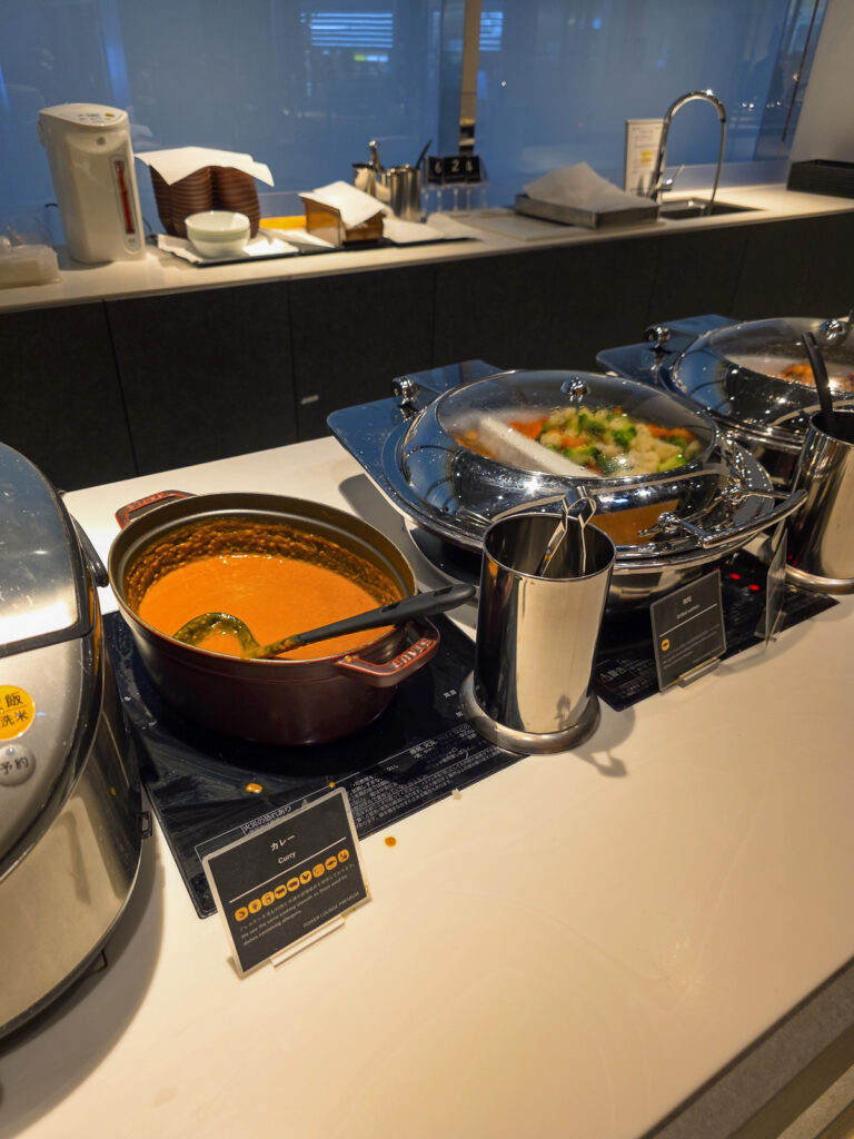 POWER LOUNGE PREMIUMのダイニングエリアにあるカレーと白米