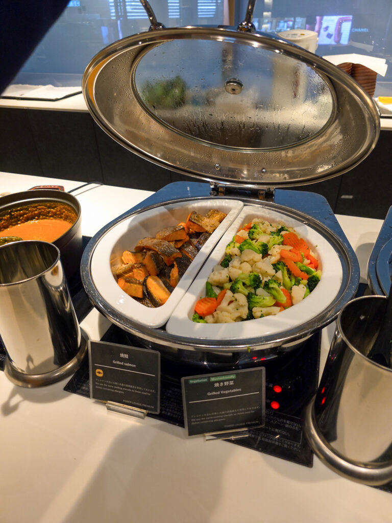 POWER LOUNGE PREMIUMのダイニングエリアにある鮭と野菜