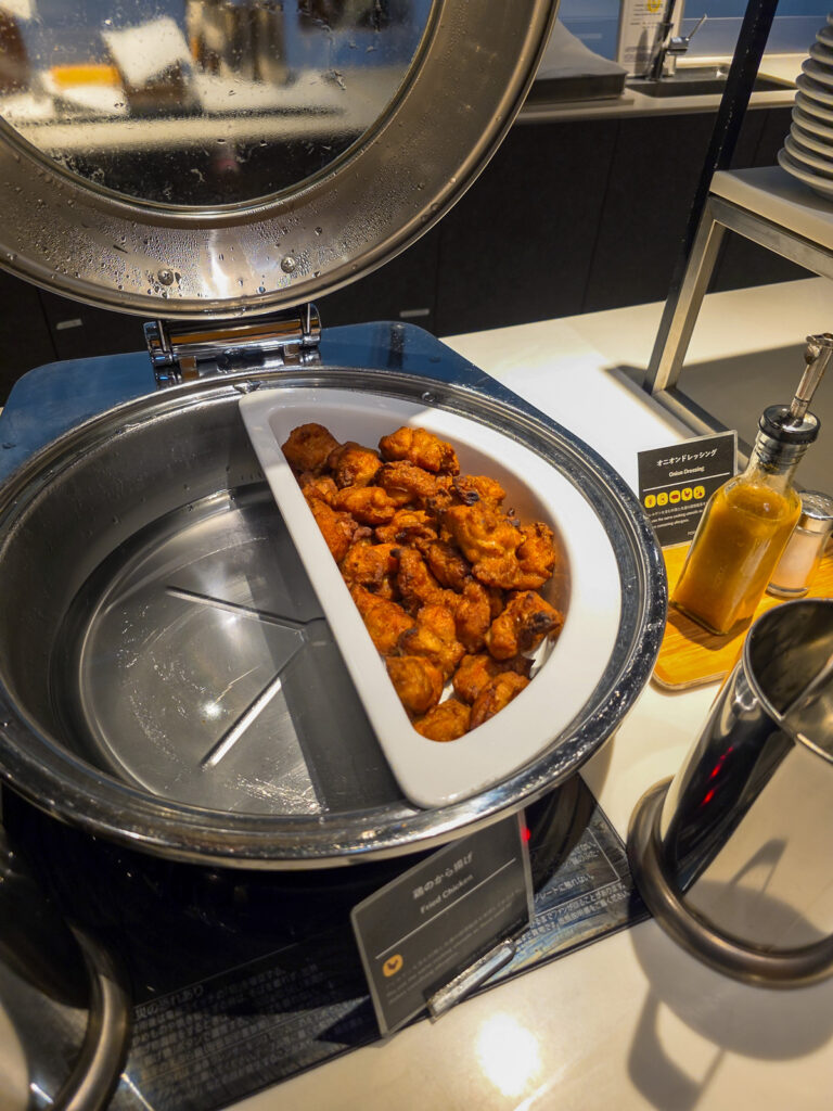 POWER LOUNGE PREMIUMのダイニングエリアにある鶏のから揚げ