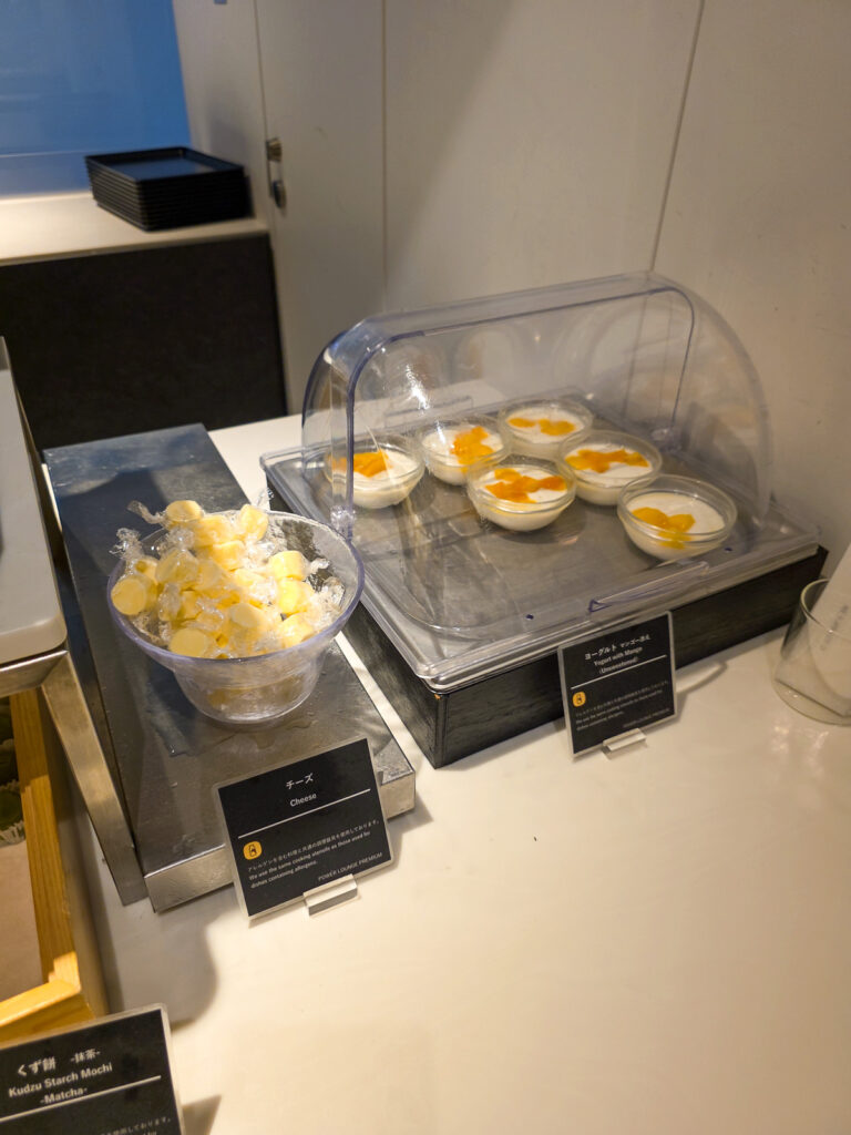POWER LOUNGE PREMIUMのダイニングエリアにあるチーズとヨーグルト