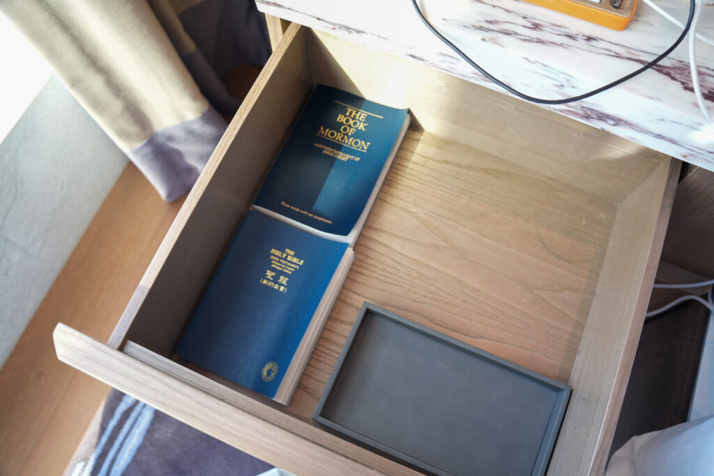 セントレジス香港客室内の聖書