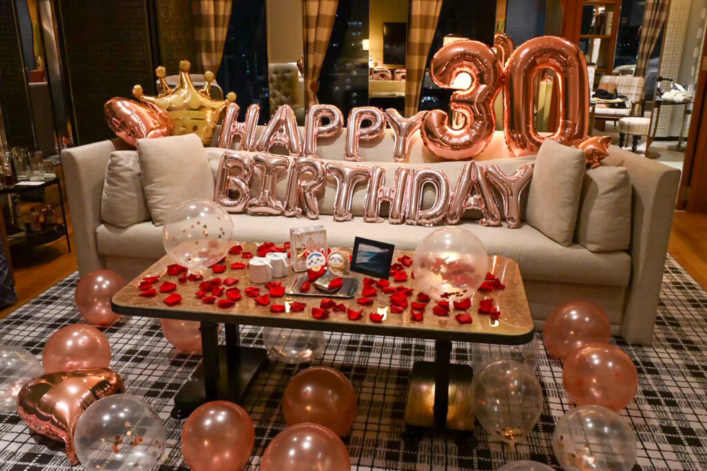 Rosewood Hong Kongの客室誕生日デコレーション