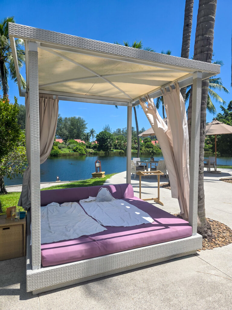 バンヤンツリープーケットのメインプールと無料カバナ / Main infinity pool with free cabanas at Banyan Tree Phuket