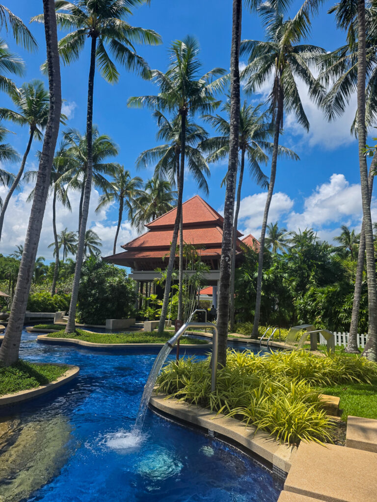 バンヤンツリープーケットのメインプールと無料カバナ / Main infinity pool with free cabanas at Banyan Tree Phuket