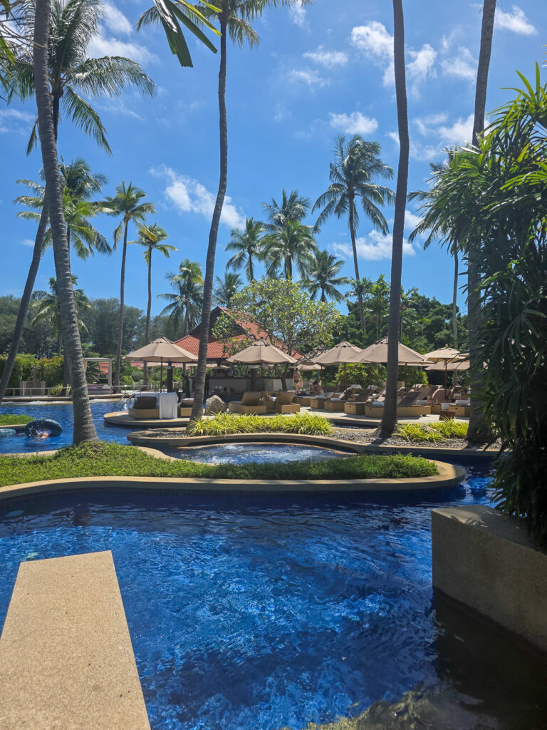 バンヤンツリープーケットのメインプールと無料カバナ / Main infinity pool with free cabanas at Banyan Tree Phuket