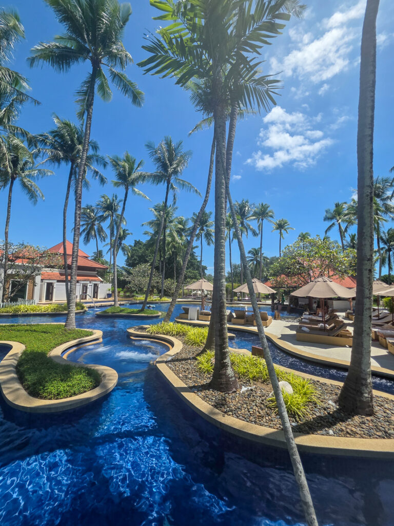 バンヤンツリープーケットのメインプールと無料カバナ / Main infinity pool with free cabanas at Banyan Tree Phuket