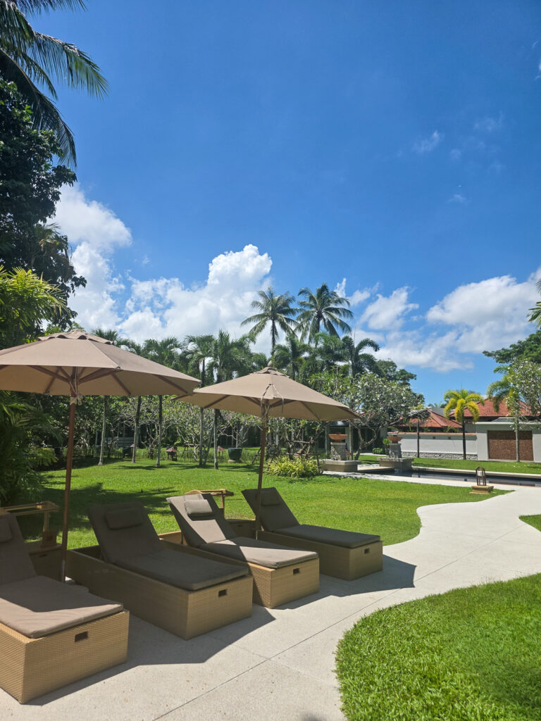 バンヤンツリープーケットのメインプールと無料カバナ / Main infinity pool with free cabanas at Banyan Tree Phuket
