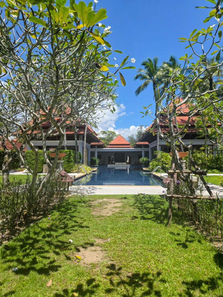 バンヤンツリープーケットのメインプール / Main infinity pool at Banyan Tree Phuket