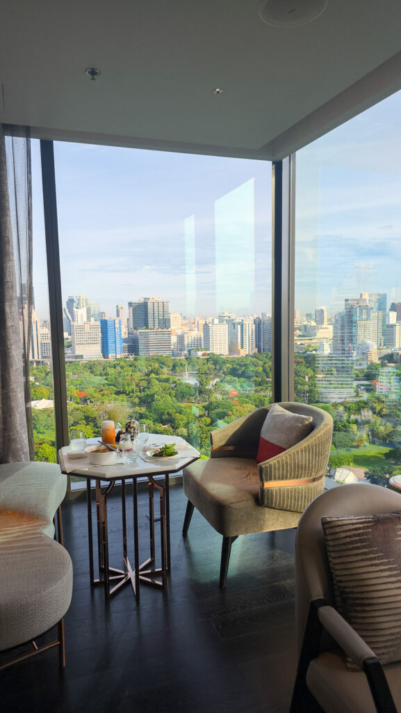 リッツカールトンバンコクの23階クラブラウンジ / Club Lounge on the 23rd floor at The Ritz-Carlton Bangkok